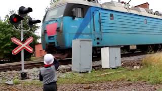 ПРИВЕТЛИВЫЕ ЛОКОМОТИВНЫЕ БРИГАДЫ. ТАК ПОЮТ ПОЕЗДА. So the trains signals. Locomotive brigades.