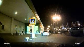 Слон в посудной лавке. Парковка у Леруа Мерлен в Твери 28.11.2014г.