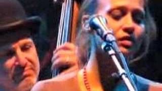 Fiona Apple & Nickel Creek : Waltz (Better Than Fine)