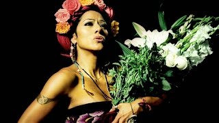 Lila Downs, representando la muerte en su nuevo disco