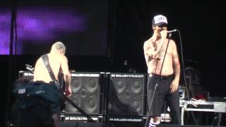 Red Hot Chili Peppers - She's Only 18 (live in Moscow) 22.07.2012 hd 1080p