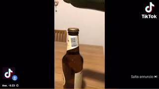 Fumagalli che apre una bottiglia di birra con una zucchina?