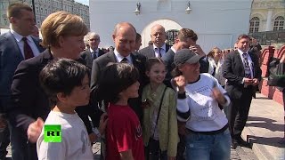 По дороге в Кремль Путин и Меркель сфотографировались с детьми