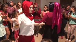 Kırmızı Türbanlı Çok Güzel Oynuyor