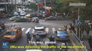 Everyday hero! Chinese policeman holds lost girl in arms while directing traffic