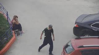 Пьяные мужик и женщина чуть не занялись сексом посреди улицы