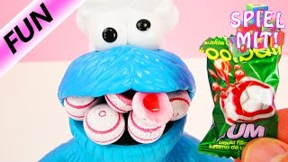 Play Doh Krümelmonster isst FUSSBÄLLE?! Football Gums Deutsch - Süßigkeiten Test