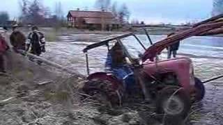 Stuck Tractor MF 35 (1)