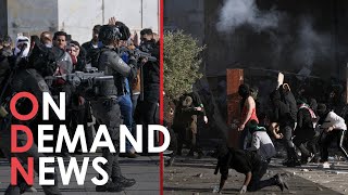 Israeli Riot Police STORM Jerusalem Mosque