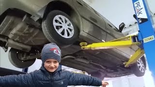 Тео покажет и расскажет, как заменить масло на автомобиле.