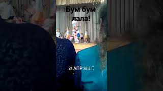 Посмотрите на девочку в синей юбки.Она ЖГЕТ!!!