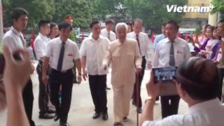 Nguyên Tổng Bí thư Đỗ Mười vẫn minh mẫn đến điểm bầu cử bỏ phiếu