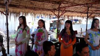 Vietnam pretty girl singing..Jimi Kain Pelikat
