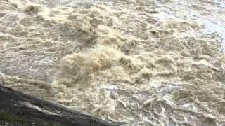 Hochwasser tost über das Wehr / Thur bei Kradolf-Schlönenberg