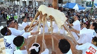 巨大な臼で豪快餅つき　岩見沢 （2016/09/18）北海道新聞