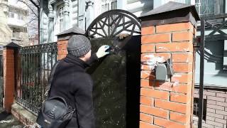 Установка металлической калитки с домофоном