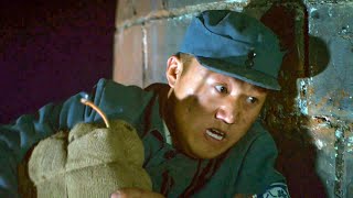 共軍夜襲日軍據點，日軍炮樓火力強大，共軍戰士直接頂著槍林彈雨炸掉日軍炮樓！ 抗日