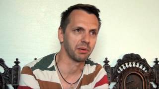 Как ей давить на него?