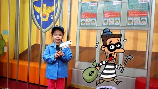 경찰놀이와 슈퍼마켓 놀이 직업 놀이터에서 Playing in Policeman in Kids Careers Playground