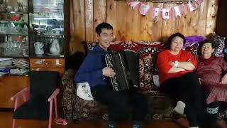 Как играет мой дядя Илья на баяне???????