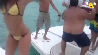 ПРИКОЛ! Толстый мужик учит танцевать девушку в купальнике на яхте