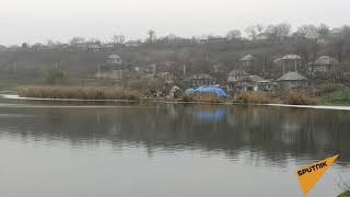 Trei lebede în plină iarnă pe lacul din orașul Râșcani
