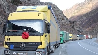 Более 100 фур на КПП "Верхний Ларс"
