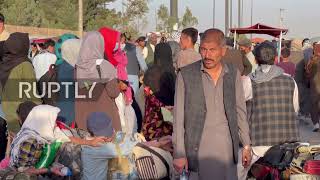 Afghanistan: Crowds desperate to flee Kabul wait outside the airport