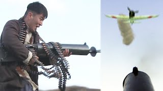 日軍多次出動戰鬥機轟炸共軍陣地，共軍隊長怒了，抄起祖傳機槍狂掃日軍戰鬥機！ ️ 抗日