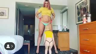 Very Tall American Woman with Little Woman 01
