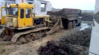 Урал застрял! Бульдозер ему поможет