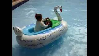 Водный аттракцион. Динопарк плаваем на лебеде-лодочке.Видео для детей. Развлечения для детей.