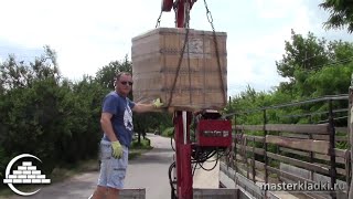 Разгрузка кирпича манипулятором - [videoblog]