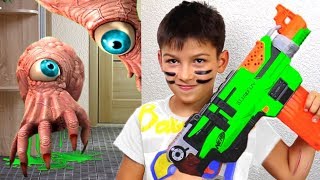 NERF WAR Creepy Hand Attacks НЕРФ ВОЙНА Гигантская Рука Атакует