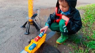 Играем в грязных лужах. Спасаем Тачки от голодных акул  с помощью крана Playing in dirty puddles ..