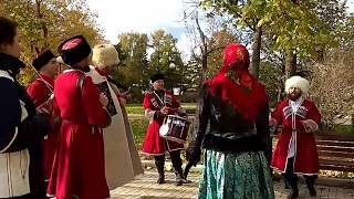Ой ся, ты, ой Ся! Казаки спели и сплясали на улице лезгинку и нереально круто крутили шашки!