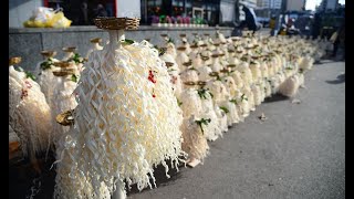Торговля чичилаки и елками перед Новым годом в столице Грузии