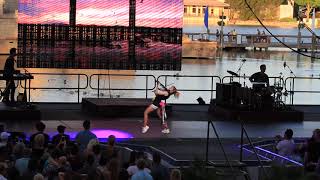 Lindsey Stirling live at Sea World 2019 ... I Wonder As I Wander