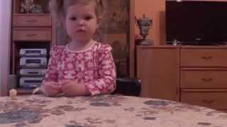 Катя открывает яйца Kinder Hello Kitty и Chupa Chups YooHoo,