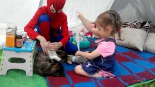 КОШКА ЗАБОЛЕЛА ИГРАЕМ В ДОКТОРА Человек Паук и Яна лечат кошку Делают укол в попу Кошка сломала лапу