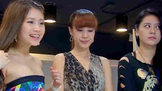 过气女星脱内裤争版面失败，新人脱衣服展示身材，胸大的美女占优势了