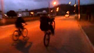 Crazy Boys Zinga Empinando na rua do futuro nos ingleses