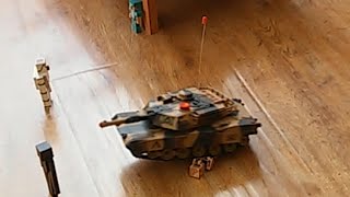 Танк на пульте управления видео