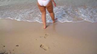 Sarah Big Butt en la playa
