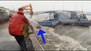 Taiwan fisherman nearly drowns in Typhoon Usagi 2:37 mark