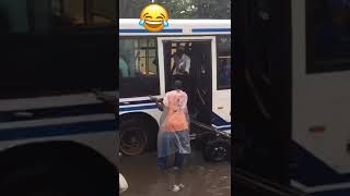 Dakar après la pluie regardez le nouveau moyen de transport