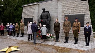Цветы у ног Бронзового солдата: в Таллинне отметили годовщину освобождения от немецкой оккупации