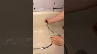 Интересный эксперимент не показывать детям! Физика в ванной Закон Бернулли #Shorts