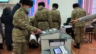 Выборы 2021. Военные голосуют, подвоз избирателей. №1217. Бишкек.