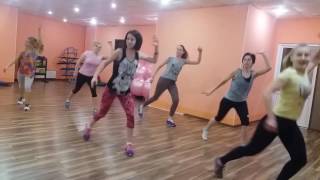 Разминка на тренировке по Zumba Fitness. Инструктор Настя Кравец.